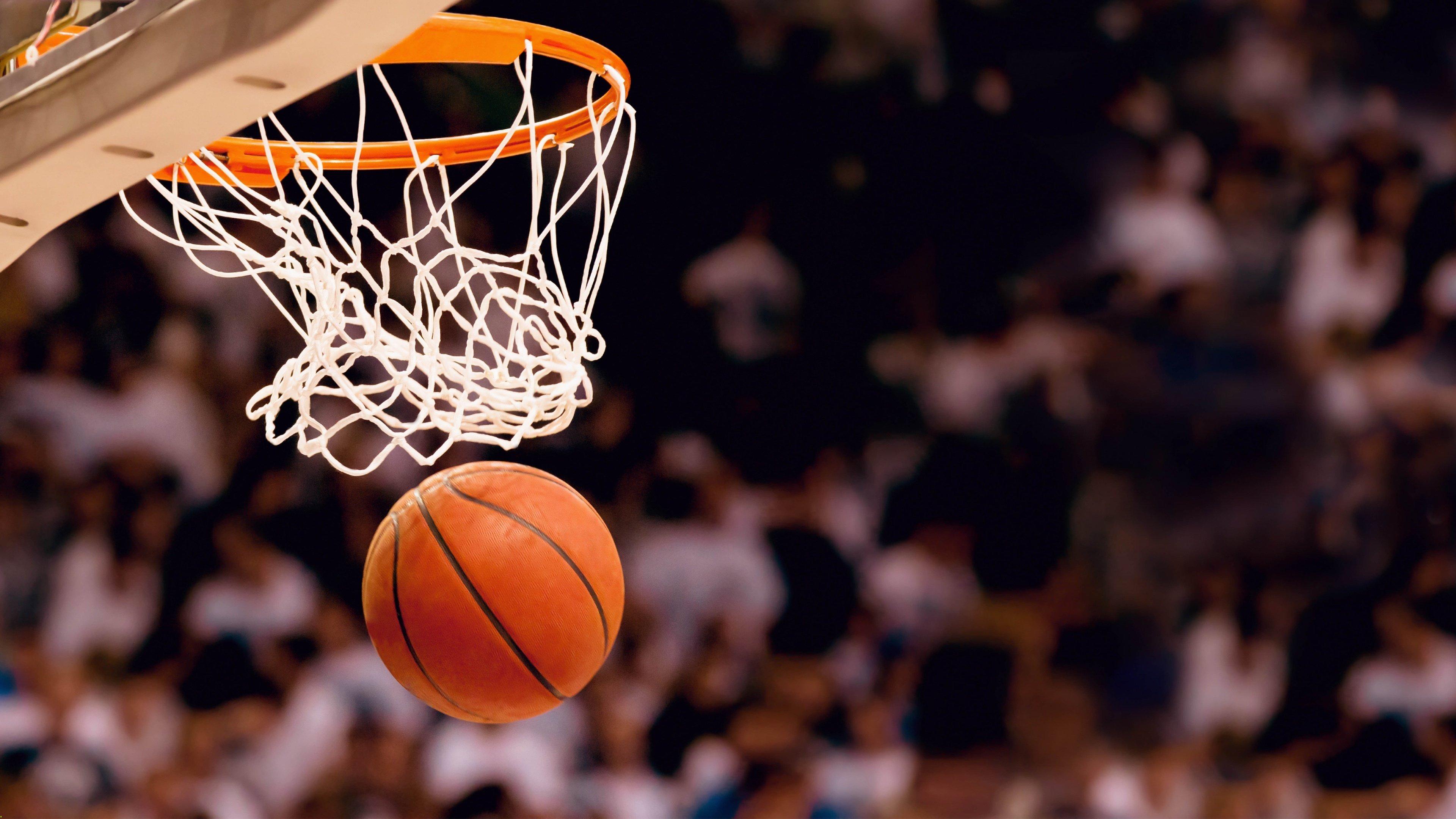 NBA季后赛激战正酣，勇士逆转湖人，库里狂砍45分创纪录